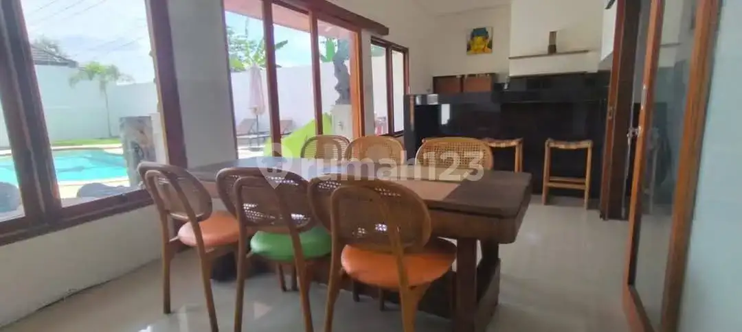 Villa 4 Kamar Tidur Walking Distance ke Central Lovina dengan View Sawah dan Pegunungan