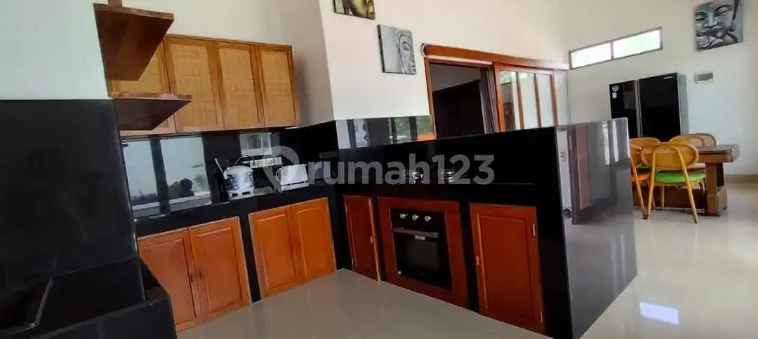 Villa 4 Kamar Tidur Walking Distance ke Central Lovina dengan View Sawah dan Pegunungan