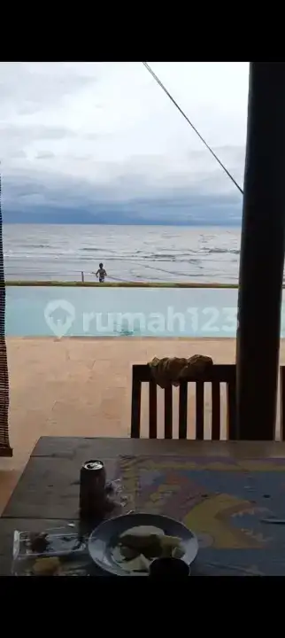 Villa Beachfront 4 Kamar dengan Taman Luas di Dencarik Buleleng