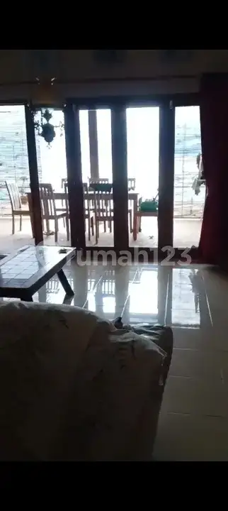 Villa Beachfront 4 Kamar dengan Taman Luas di Dencarik Buleleng
