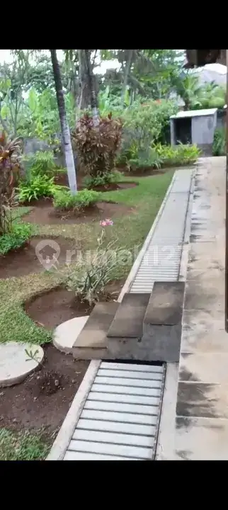 Villa Beachfront 4 Kamar dengan Taman Luas di Dencarik Buleleng