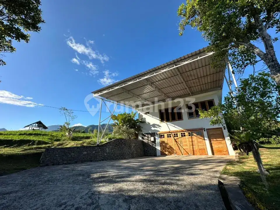 Villa dengan Pemandangan Sawah dan Laut di Area Tenang Sambangan Singaraja
