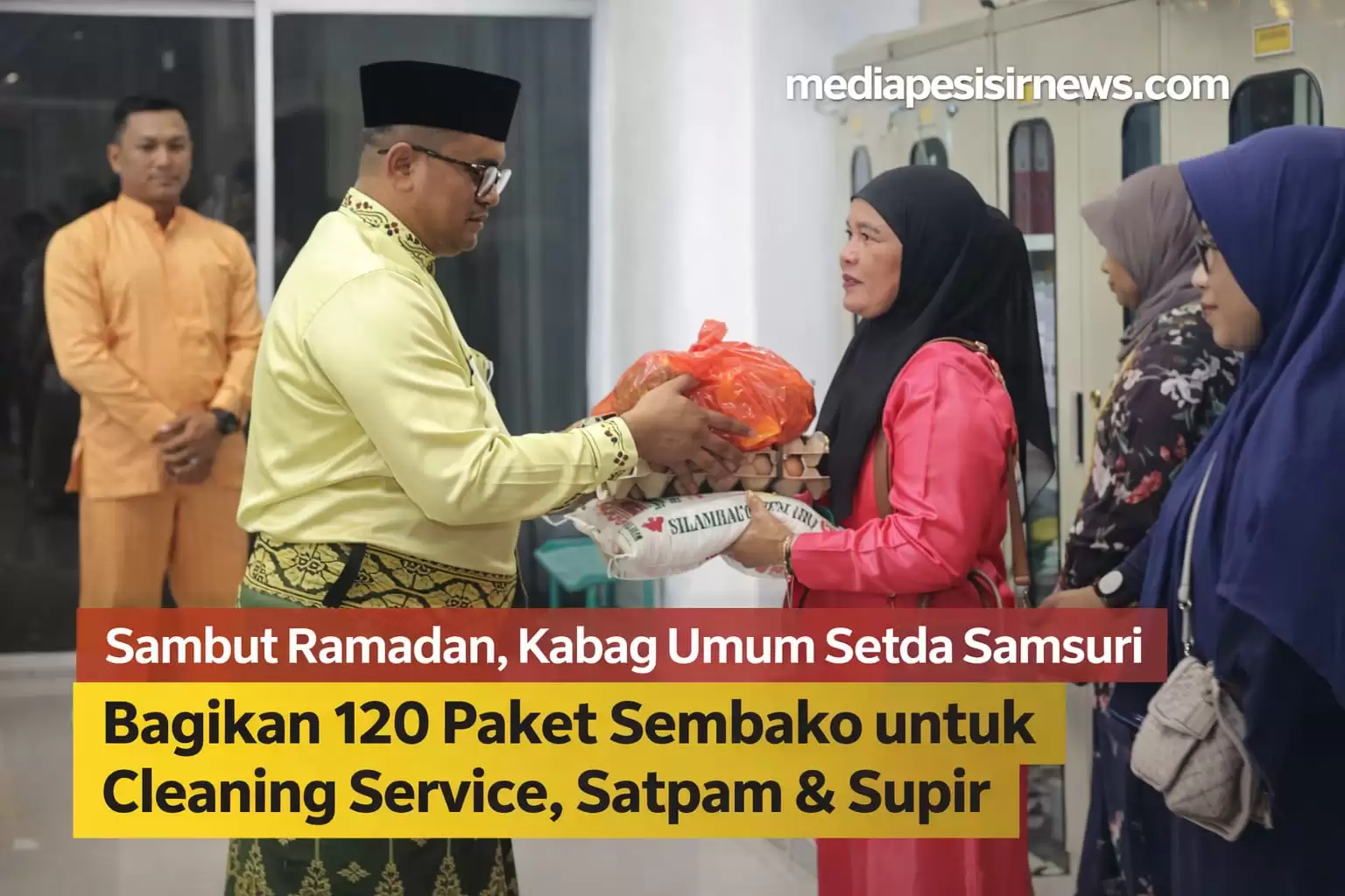Sambut Ramadhan 1447 H, Kabag Umum Setda Rohil Samsuri Salurkan 120 Paket Sembako untuk Cleaning Service, Satpam dan Supir