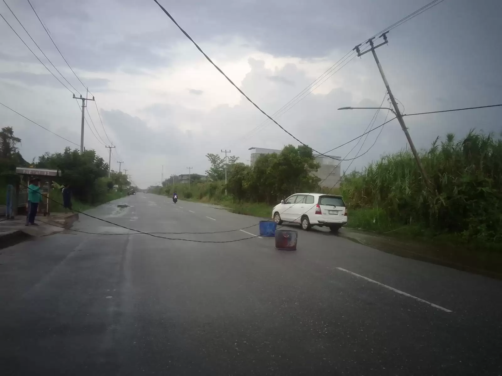 Kabel Listrik Melintang di Jalan Pelabuhan Baru Saat Hujan Deras