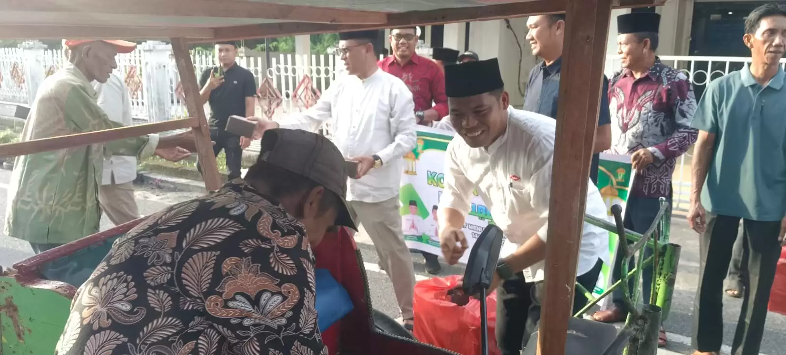 KONI Rohil Gelar Aksi Sosial Ramadan, Riwansyah Sapa Pengendara Sambil Bagikan Takjil