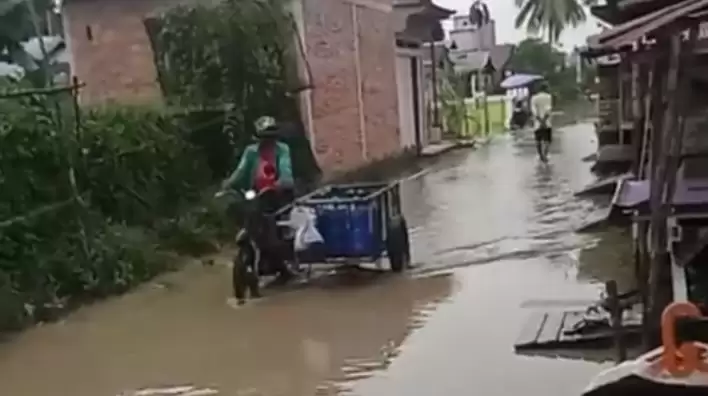 Air Pasang Naik Rendam Jalan di Bagan Punak Pesisir, Aktivitas Warga Terganggu, Pemerintah Diminta Segera Respon