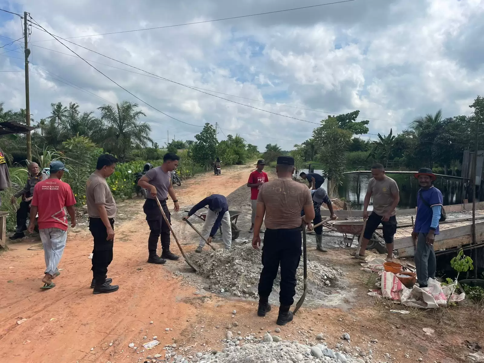 Personel Polsek Bangko Genjot Pembangunan Jembatan Akses SD 025 Bagan Hulu, Progres Capai 65 Persen
