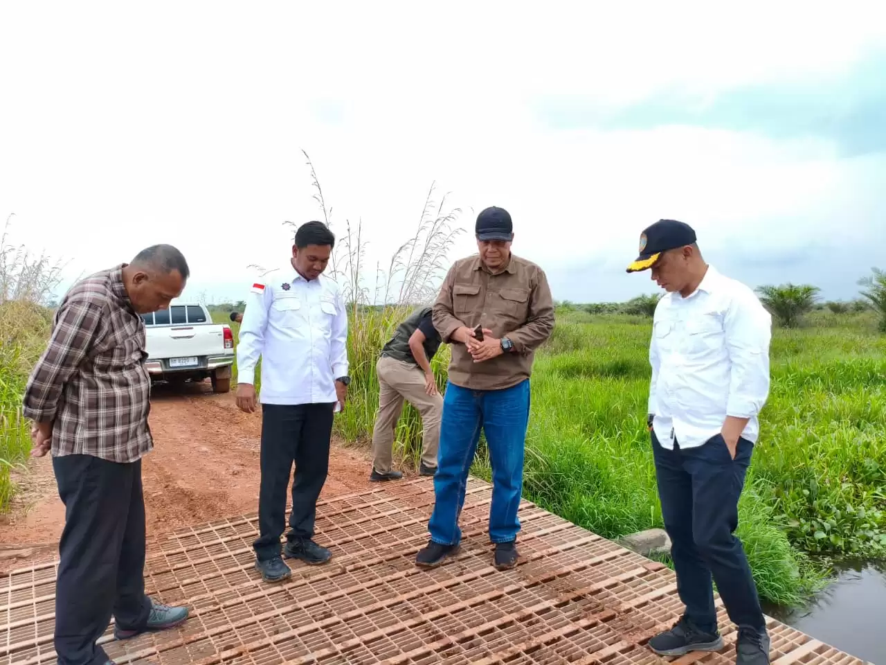 Kadis PUPR Rohil Tinjau Langsung Akses Jalan Ampaiyan Rotan – Kubu, Pastikan Perbaikan Segera Direalisasikan