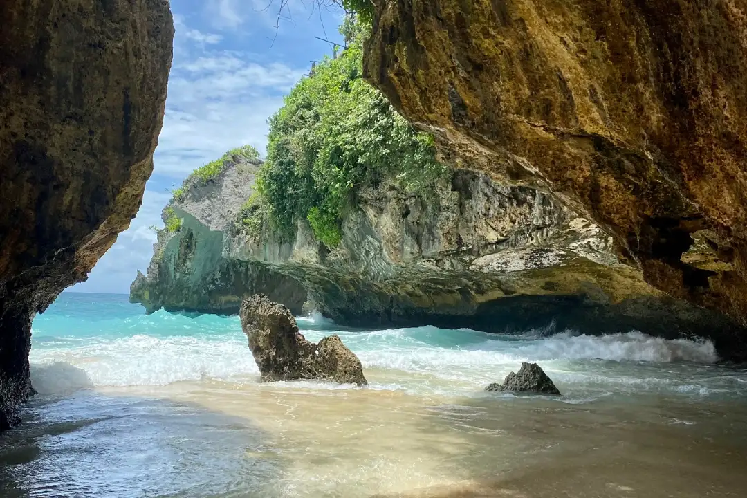Uluwatu Afternoon Adventure: GWK, Suluban Beach & Kecak Fire Dance