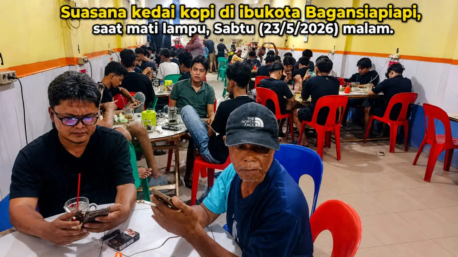 Wilayah Bagansiapiapi Mati Lampu, Warung Kopi Darman di Ibukota Penuh Diburu Warga