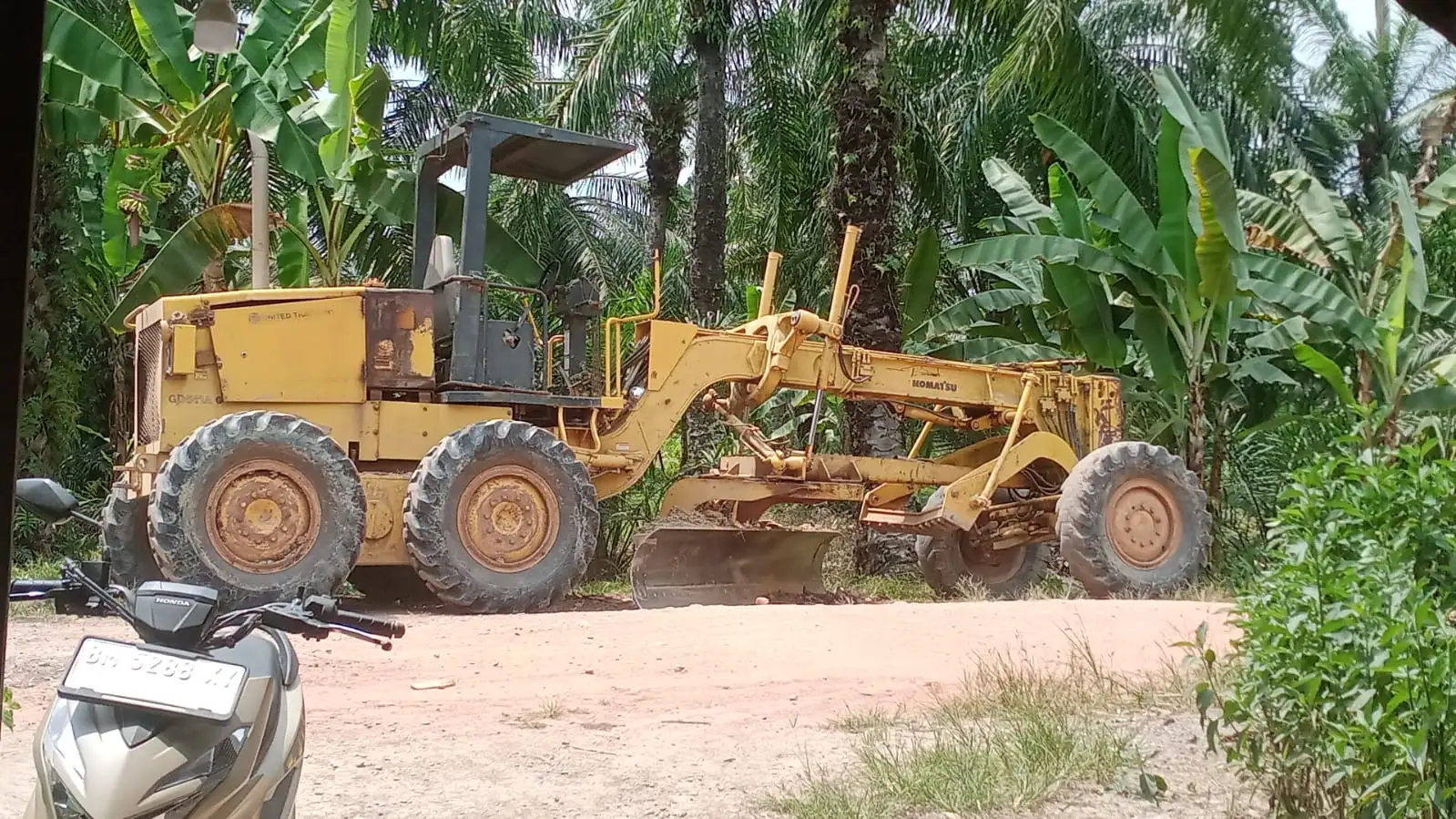 Praja Muda Tegaskan Alat Berat Perbaikan Jalan di Teluk Bano II Merupakan Bantuan Pinjam Pakai dari Dinas PUPR Rohil
