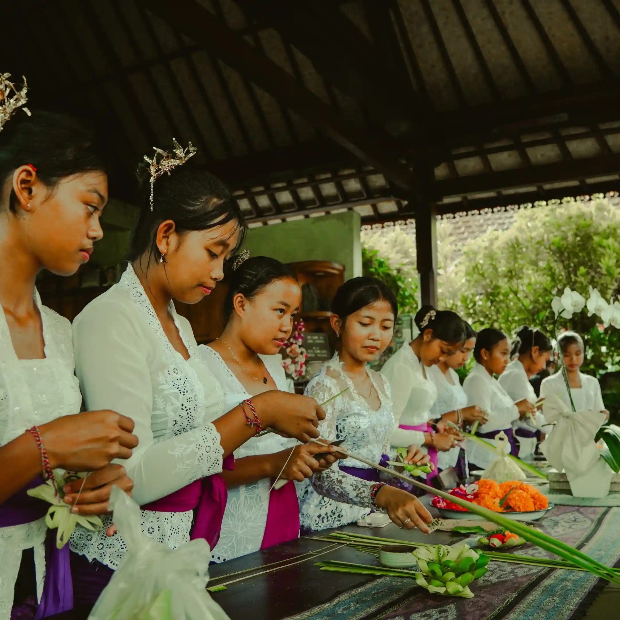 Offering Making (Membuat Perlengkapan Upacara)