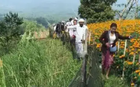 Trekking Menyusuri Kawasan Suci Seputar Gunung Agung