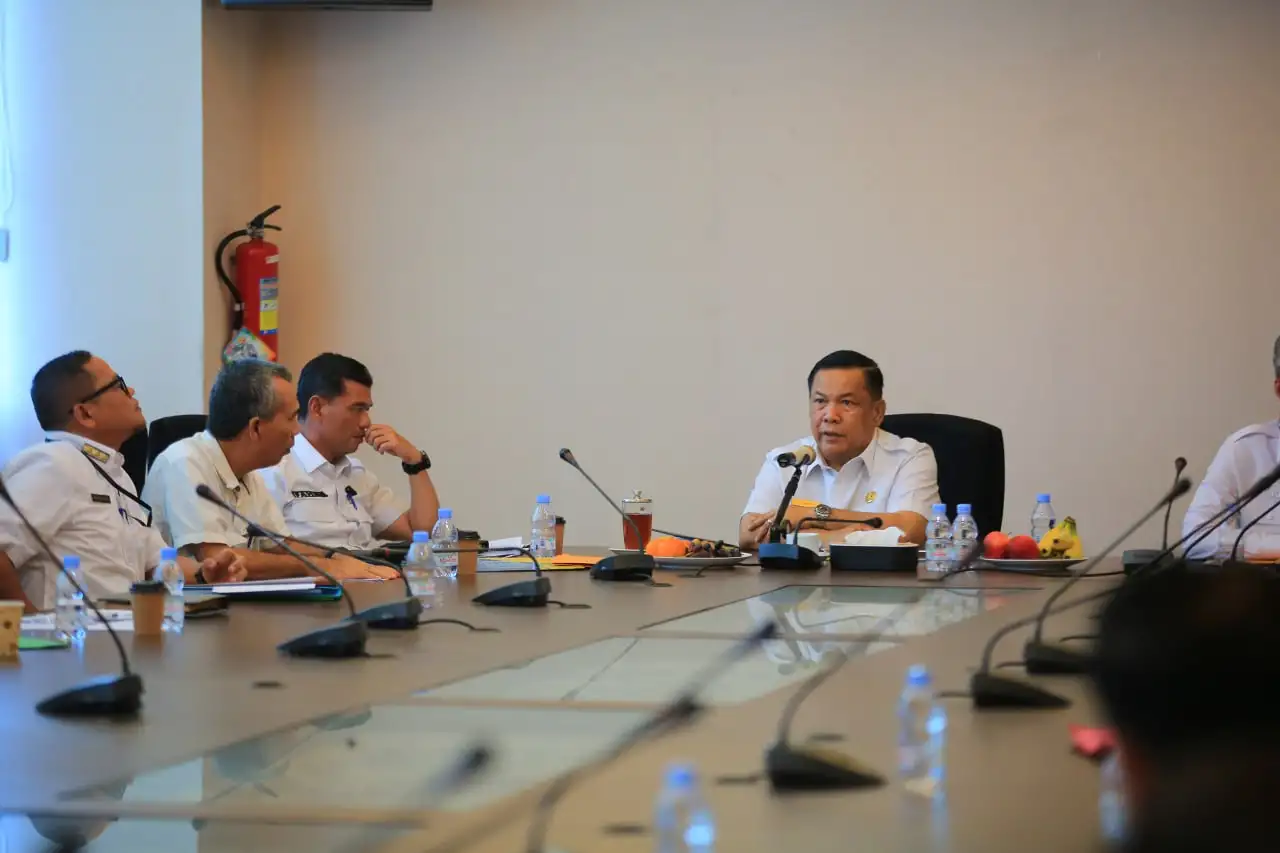 Plt Gubernur Riau Instruksikan Kadis PUPR dan Kepala UPT Tingkatkan Pengawasan Infrastruktur di Lapangan