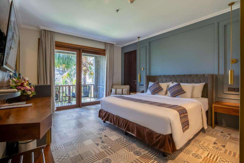 Suite Double Room with Pool View