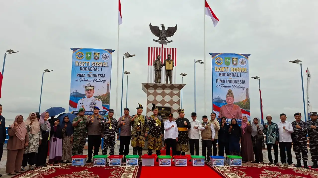 DARI LAUT UNTUK RAKYAT : KODAERAL I DAN PIMA INDONESIA BANTU TINGKATKAN KESEHATAN WARGA PULAU HALANG