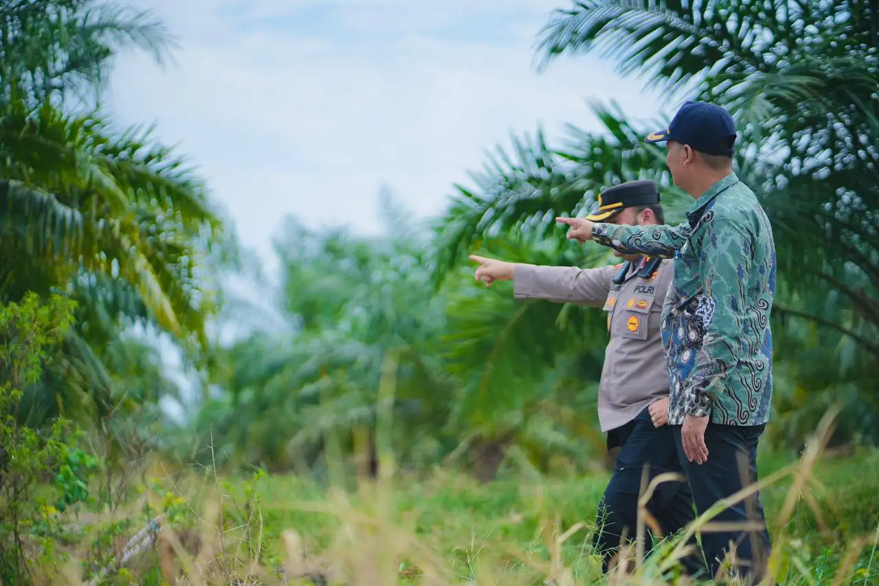 Kapolsek Bangko dan Camat Pekaitan Perkuat Pencegahan Karhutla Lewat Patroli Gabungan