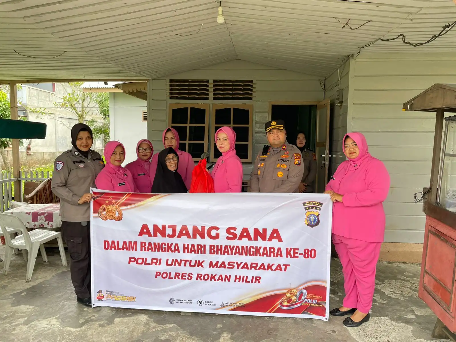 Sambut HUT Bhayangkara ke-80, Kapolsek Bangko Gelar Anjangsana dan Salurkan Bantuan Sembako kepada Warga