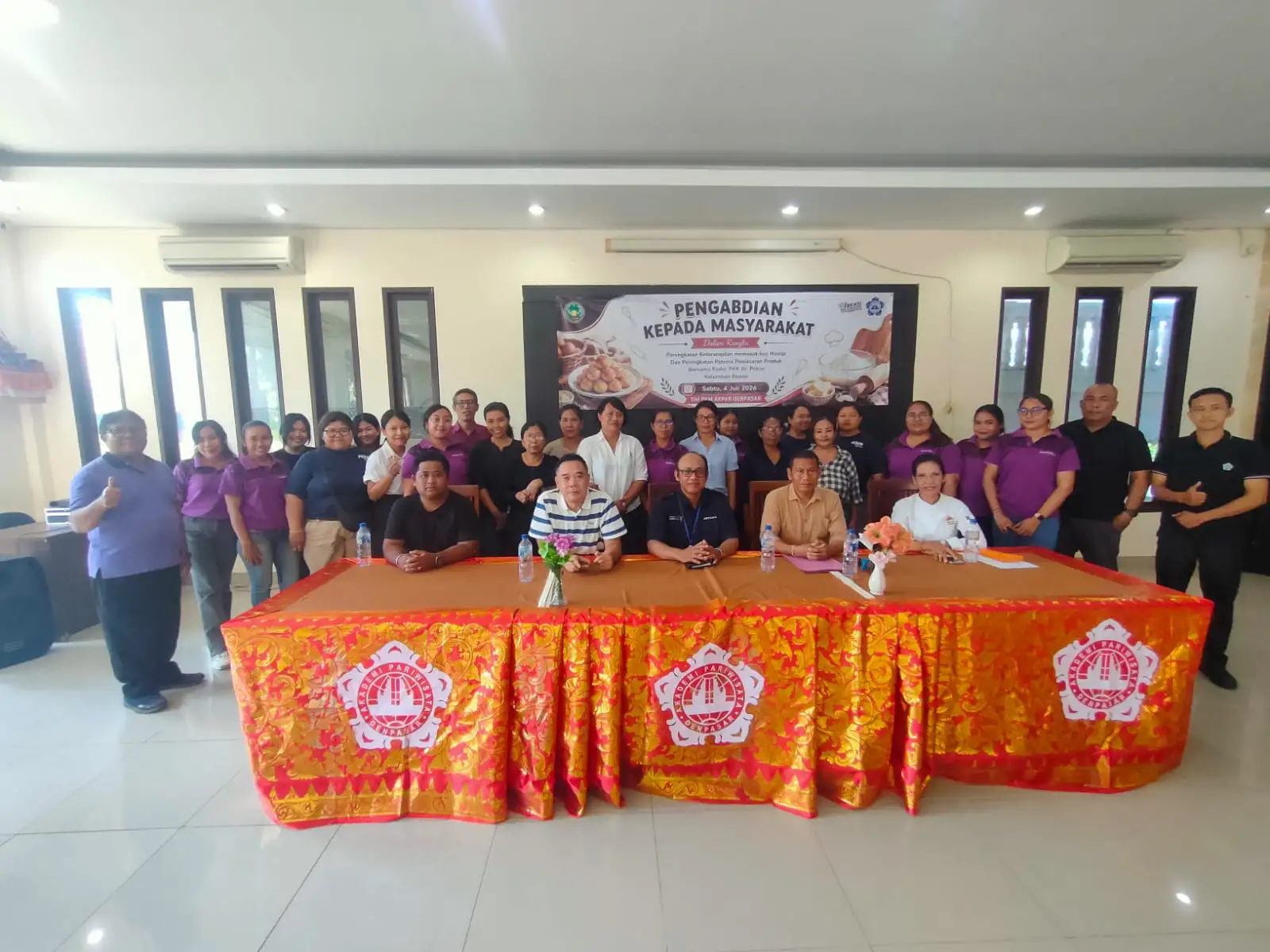 PENINGKATAN KETERAMPILAN MEMASAK KUE NASTAR DAN PENINGKATAN POTENSI PEMASARAN PRODUK, BERSAMA KADER PKK BANJAR PEKEN, KELURAHAN RENON