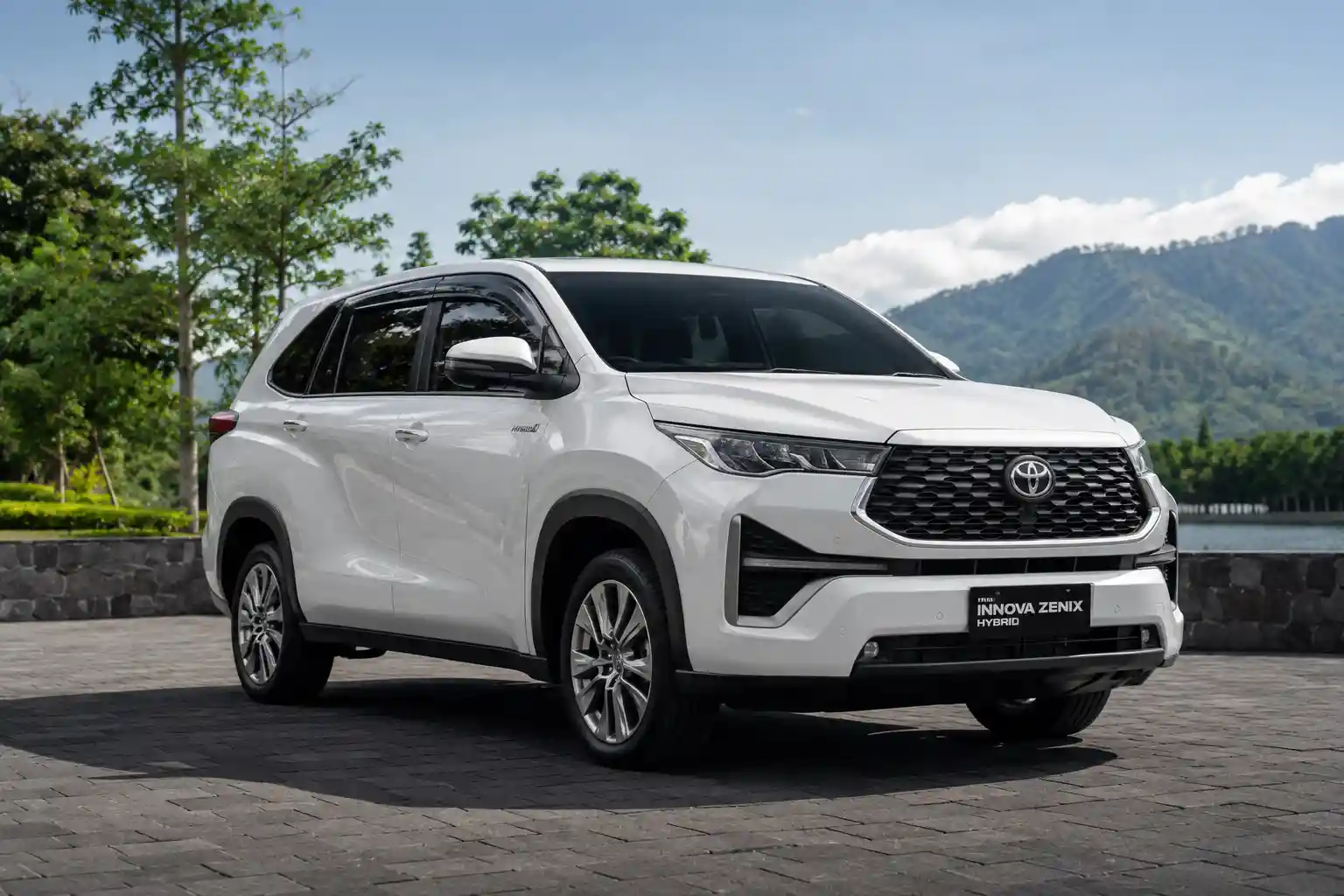 Review Innova Zenix Tipe G dan V Hybrid: Mana yang Paling Layak untuk Disewa?