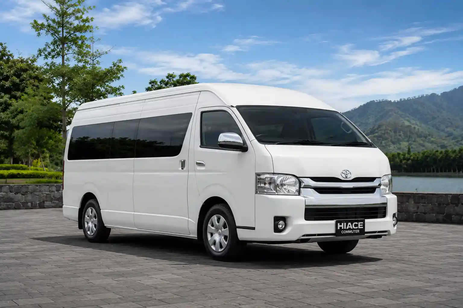 Sewa Toyota Hiace Bali dengan Driver: Commuter vs Premio, Mana yang Terbaik untuk Rombongan Anda?