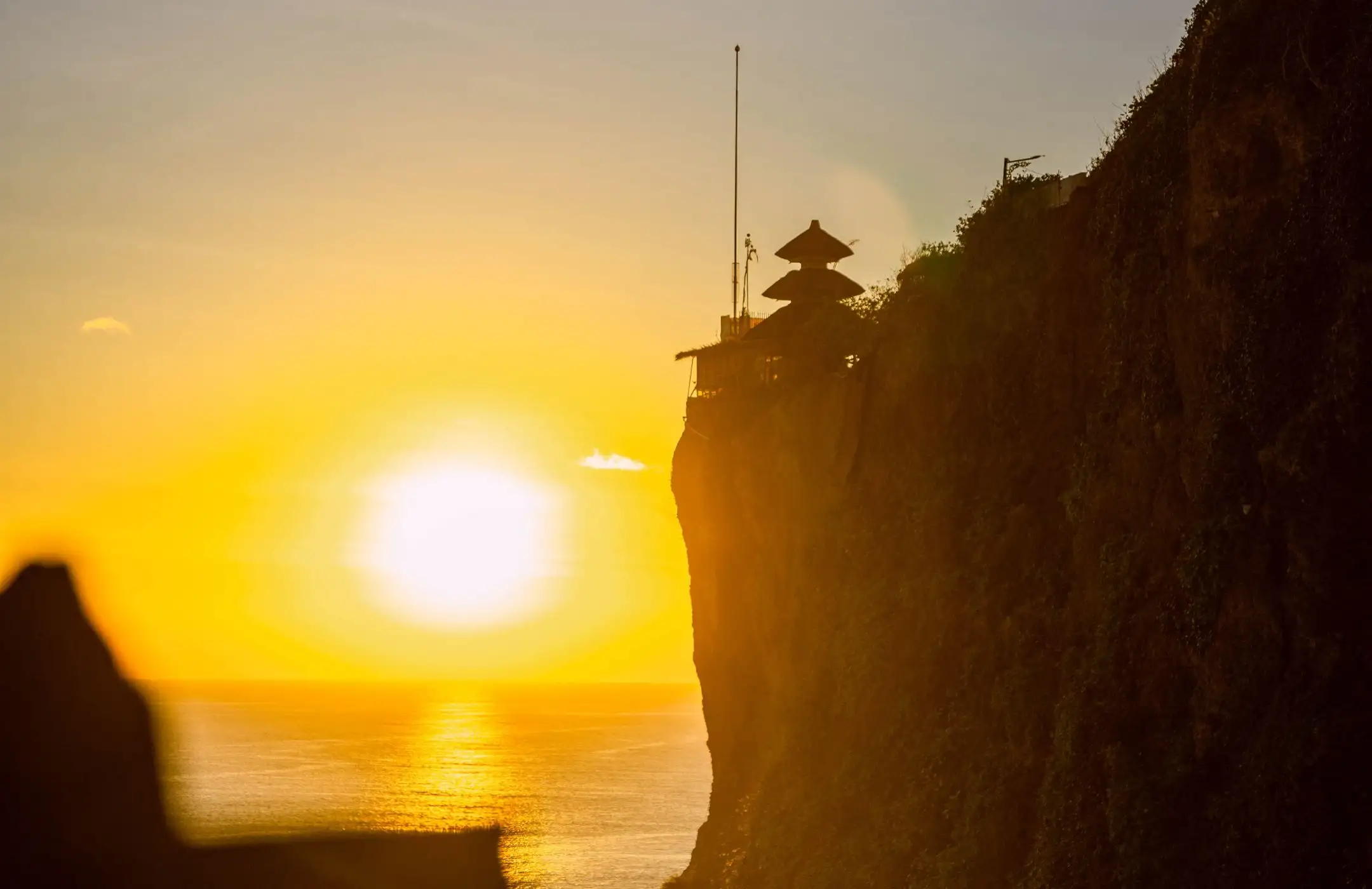 30 Seconds of Sunset at Uluwatu Temple That Makes People Stop Scrolling