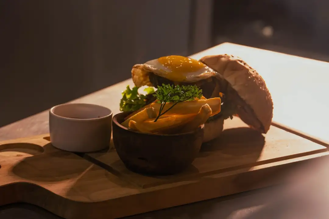 5 Burger Details That Make Every Bite Feel Fuller