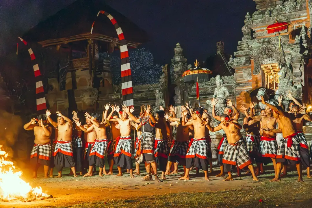 The Fire Moment That Tourists Always Remember in Batubulan